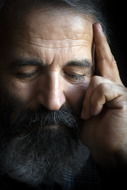 土耳其成熟男人手放在脸上的特写肖像图片下载