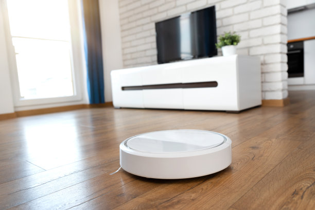 真空吸尘器在打扫房间图片下载