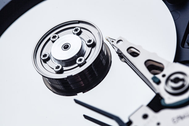 打开电脑硬盘进行维修。数据安全的概念。图片下载
