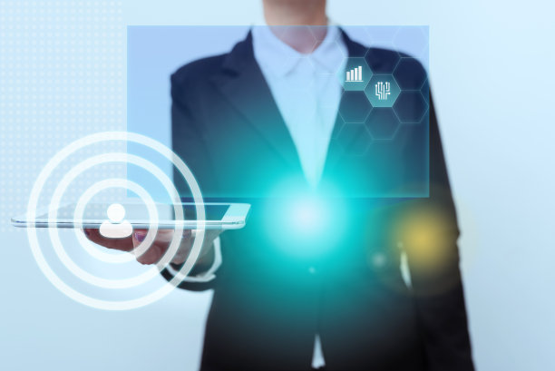 穿制服的女人站着，用未来的虚拟图像显示移动设备。穿西装的女士展示手机现代虚拟接口技术。图片下载