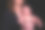 快乐的母亲抱着一个刚出生的小男孩，黑色的背景。妈妈微笑着，手里抱着一个孩子图片下载