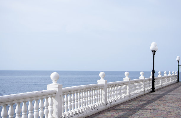 海滨城镇中海边的栏杆图片下载