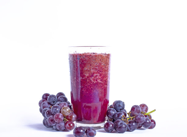红色葡萄汁在玻璃和葡萄果实孤立在白色的背景图片下载