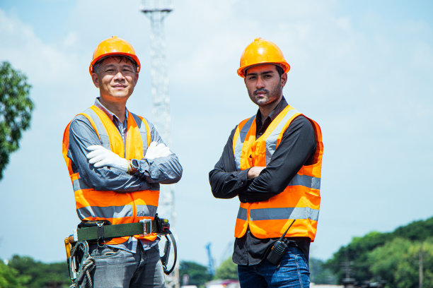 亚洲工程督察头戴钢盔，身穿工人制服，在铁路轨道上检查铁路建设工作。图片下载