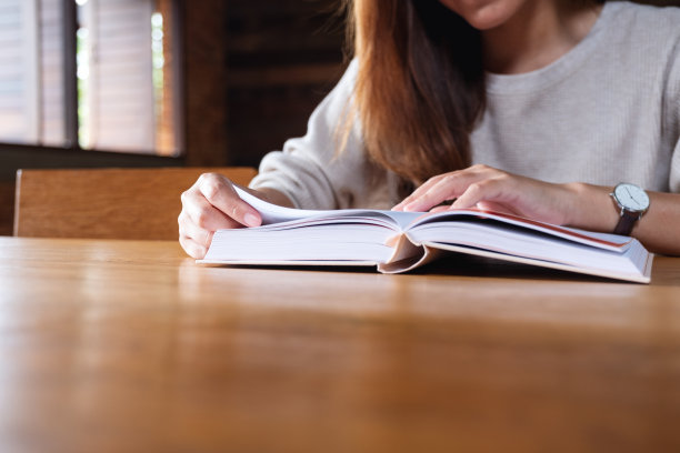 一个女人坐在家里看书图片下载