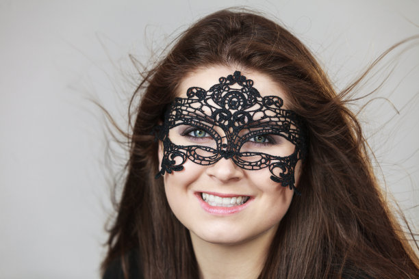 戴着蕾丝面具的神秘女人图片下载