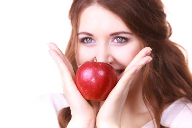 女人拿着苹果靠近脸图片下载