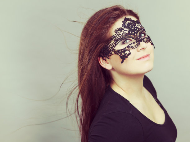 戴着蕾丝面具的神秘女人图片下载