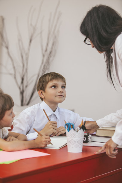 男孩和女孩和老师在学校里过得很开心图片下载