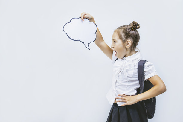 美丽的小女孩在学校的课堂上，在白色的背景下快乐的肖像肖像与一个概念图片下载