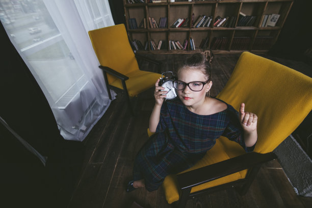 女童在图书馆用书籍进行严格的教育和培训图片下载