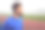 一名戴着耳机的男运动员在雾中看着体育场。图片下载