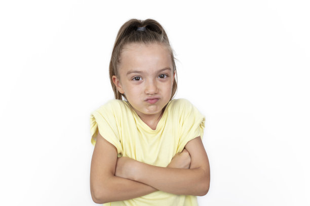 愤怒或无聊的女孩的肖像。一个可爱的小女孩在生闷气。图片下载