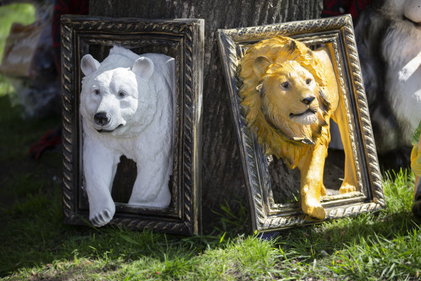 两个石膏雕塑，狮子和北极熊在一个相框。图片下载