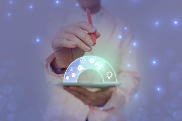 穿制服的女士手持笔电话与未来的虚拟界面。使用铅笔和移动设备与全息显示交互的商业女性。图片下载