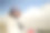 戴着滑雪面具的红头发女人的肖像。游客在卡兹别克山的背景上。图片下载