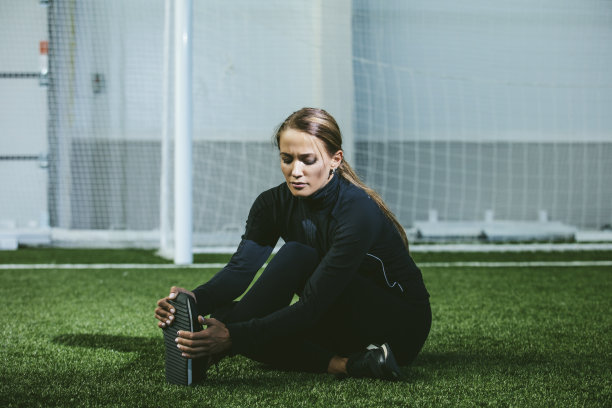漂亮苗条的年轻女子穿着运动服在体育场里忙碌图片下载