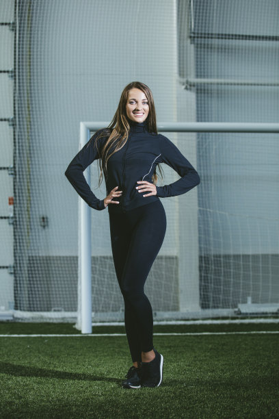 漂亮苗条的年轻女子穿着运动服在体育场里忙碌图片下载