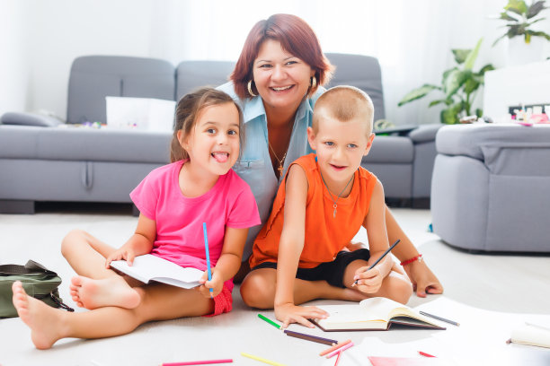 Covid-19冠状病毒和在家学习，家庭学校的孩子概念。小女孩和妈妈一起在家学习。隔离和社会距离概念。图片下载