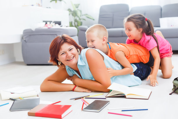 Covid-19冠状病毒和在家学习，家庭学校的孩子概念。小女孩和妈妈一起在家学习。隔离和社会距离概念。图片下载