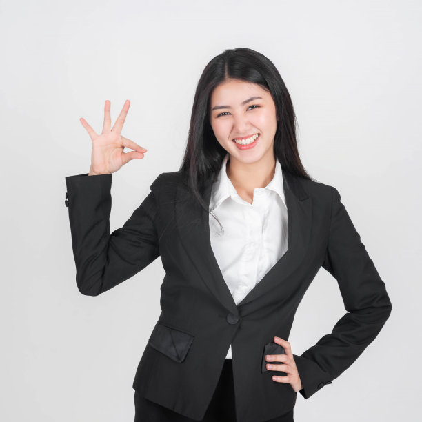 肖像美丽的工作亚洲妇女与幸福显示ok手势完美的业务在白色的背景图片下载