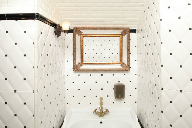 墙壁是白色的浴室，有一个脸盆和一面美丽的镜子图片下载