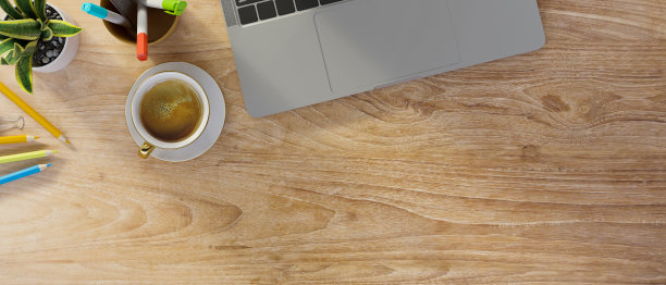 木制背景与笔记本电脑键盘，咖啡，文具，复印空间图片下载