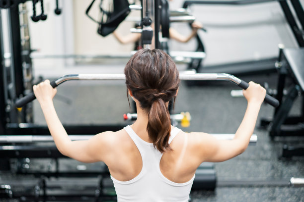 年轻女子在体育馆里训练图片下载