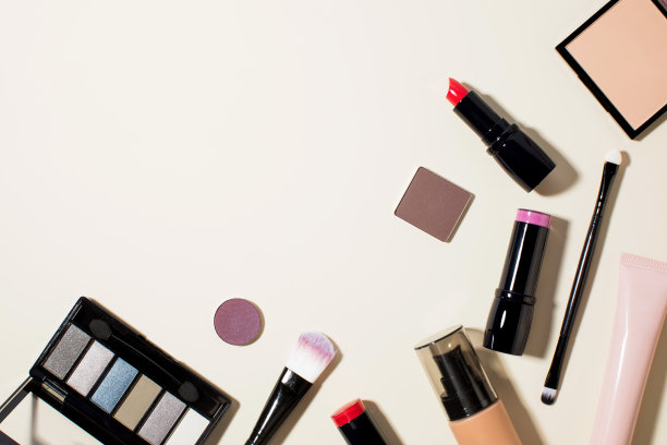 装饰化妆品上的米色背景顶部视图。副本的空间。图片下载