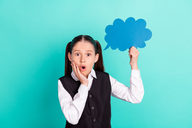 照片肖像小女孩惊讶的触摸脸颊显示云与空白空间孤立的粉彩蓝绿色的颜色背景图片下载