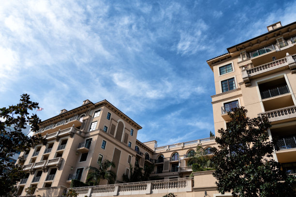 美国城市街道外的多层建筑图片下载