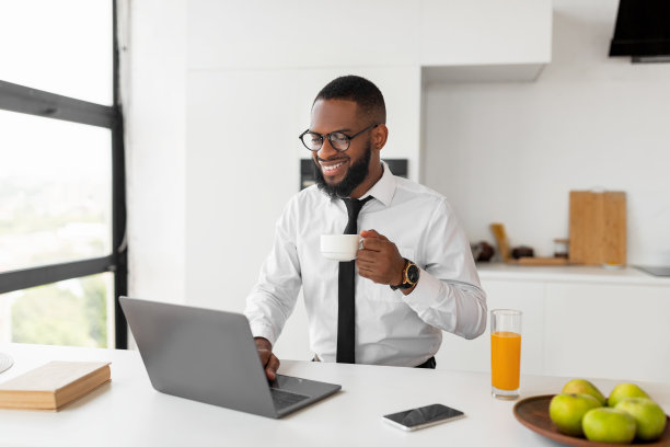 非裔美国人用笔记本电脑喝咖啡图片下载