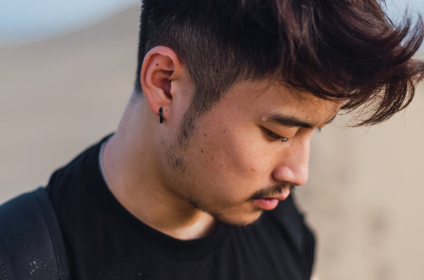 年轻英俊的中国游客在马斯帕洛马斯欣赏沙丘时用手机拍照图片下载