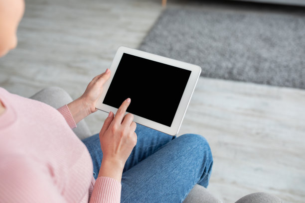 年轻女士用平板电脑空屏幕为你的网站或应用程序广告，模型图片下载
