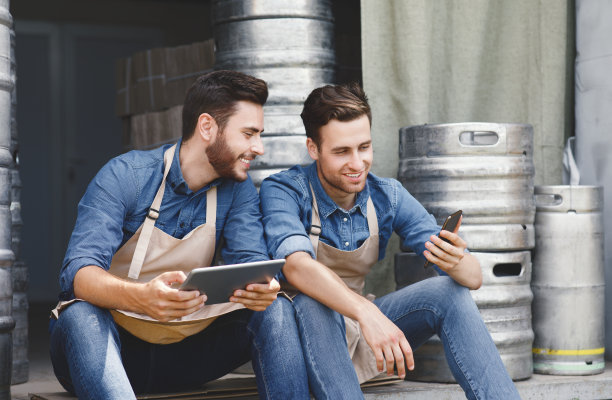 啤酒厂，科技，在线订购和销售产品，成功的家族企业图片下载