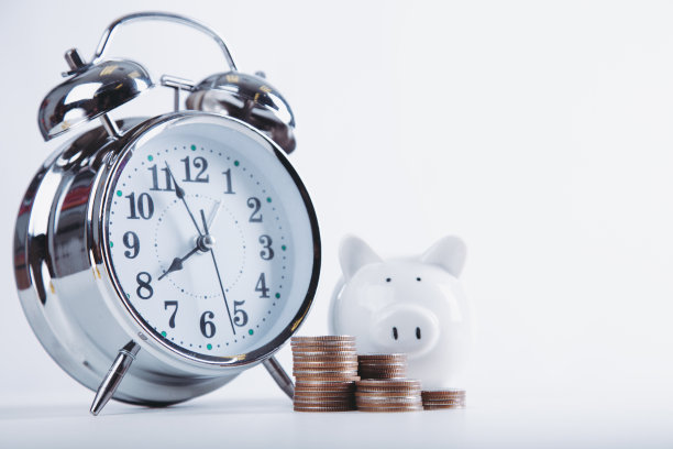 存钱罐与堆叠的硬币，白色背景，金融储蓄概念图片下载