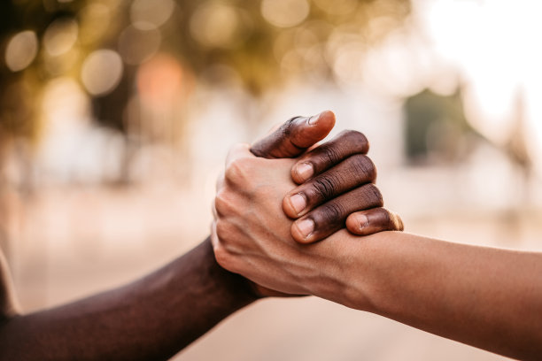 混血儿朋友们在握手图片下载