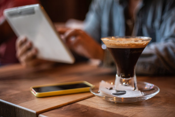 在咖啡店工作图片下载