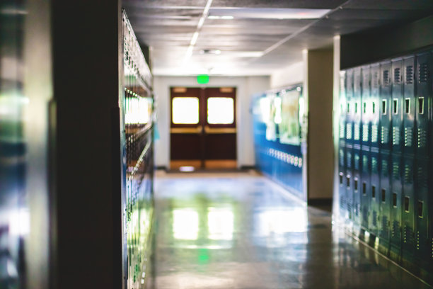 空的学校走廊排列着储物柜教育照片系列图片下载