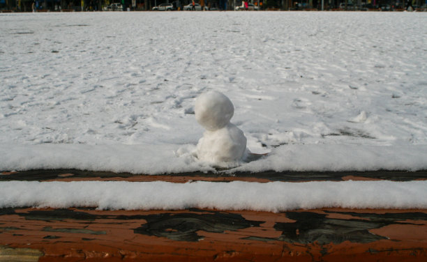 一个小雪人在街上图片下载