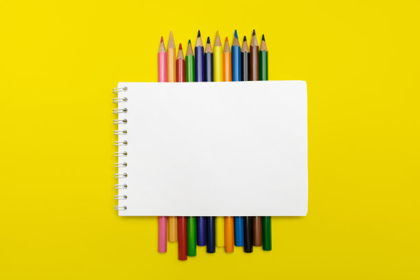 记事本和铅笔在黄色背景上图片下载