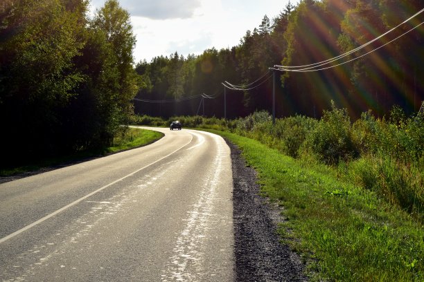 沥青路在一个阳光明媚的日子图片下载