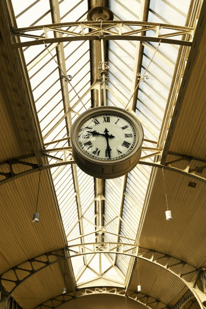 玻璃拱形天花板下的古罗马数字古董钟图片下载