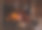 男人在家里的壁炉旁喝酒，特写镜头图片下载
