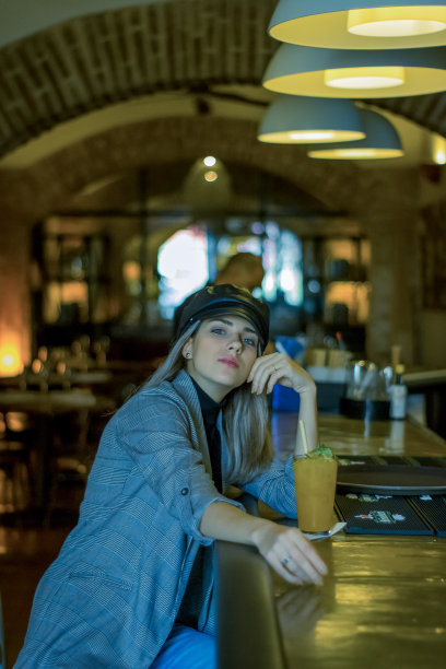 优雅女人的肖像与鸡尾酒在一个酒吧的照片图片下载