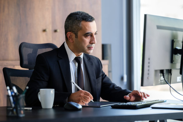 在办公室使用数字平板电脑和电脑的商人图片下载