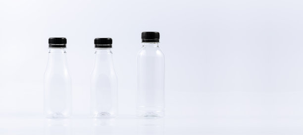 白色背景上的塑料瓶，特写许多塑料水瓶与盖子隔离在白色背景上图片下载