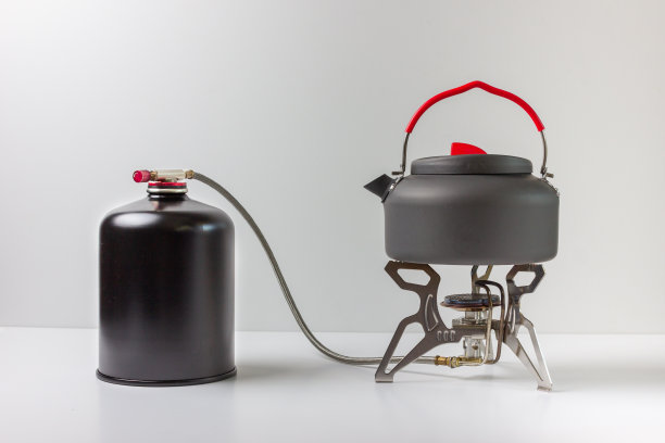徒步旅行用煤气灶。徒步旅行用的气瓶。旅游设备。图片下载