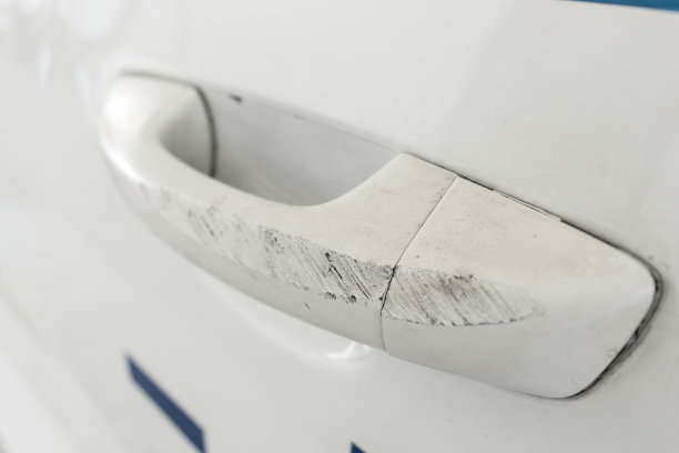 一个白色损坏的汽车把手的特写。图片下载