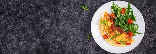 早餐。白盘子里有西红柿、奶酪和沙拉的煎蛋卷。意式煎蛋卷。顶视图,横幅图片下载